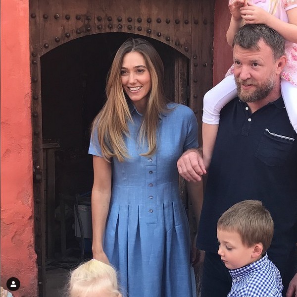 O cineasta Guy Ritchie com a esposa e os três fihos mais novos (Foto: Instagram)