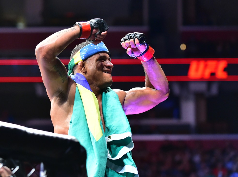 Gilbert Durinho finalizou Mike Davis no segundo round â?? Foto: Jason Silva