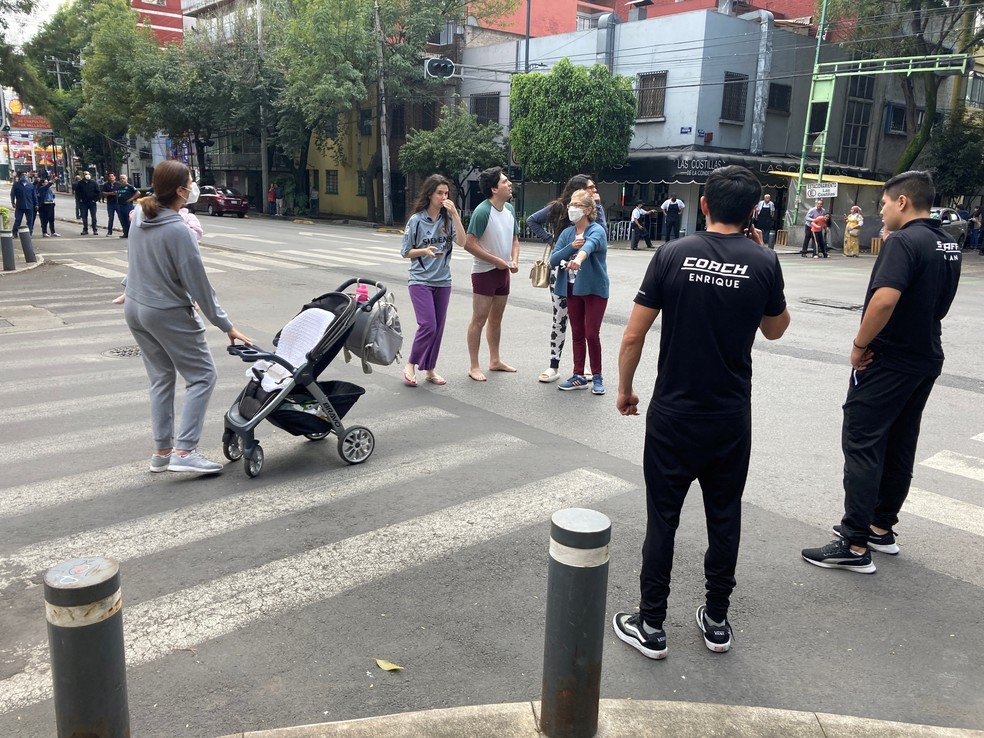 Moradores da Cidade do M&eacute;xico esperam na rua ap&oacute;s um terremoto na costa oeste do pa&iacute;s &mdash; Foto: REUTERS/Andres Stapff