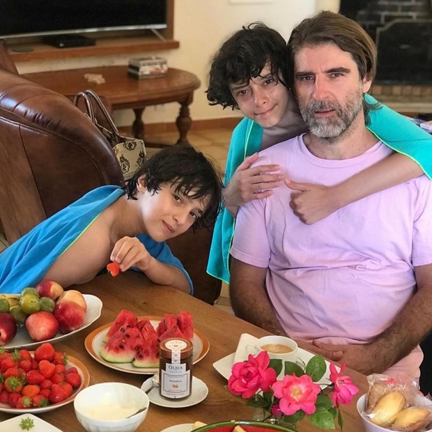 Petrit Spahira, marido de Maria Fernanda Cândido, com os dois filhos do casal (Foto: Reprodução/Instagram)