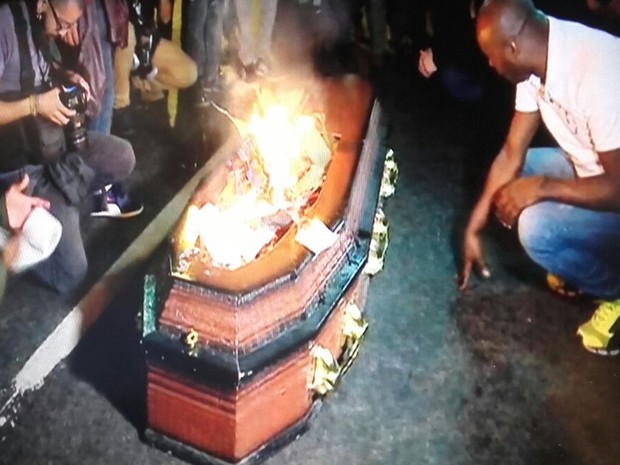 No Largo da Batata, manifestantes queimam um caixão e falam em morte da democracia (Foto: Reprodução/GloboNews)