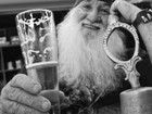 Papai Noel 'heavy metal' visita pela 1ª vez barbearia vintage: 'estou em casa'