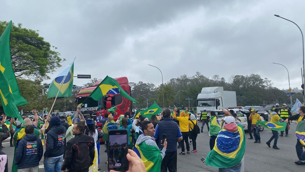 Bolsonaristas fazem ato nesta quarta-feira (2) na região do Parque do Ibirapuera, em São Paulo. — Foto: Wesley Bischoff/g1