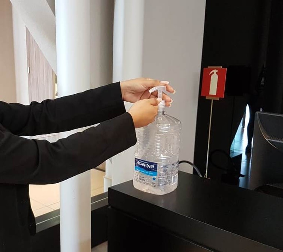 Álcool gel ajuda na prevenção ao coronavírus — Foto: Daniela Nogueira/G1