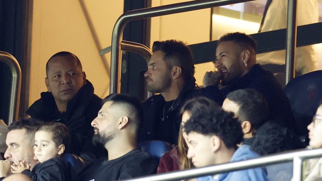 Neymar, ao lado do pai e do ex-jogador de futsal Falc&atilde;o, acompanham PSG x Toulouse