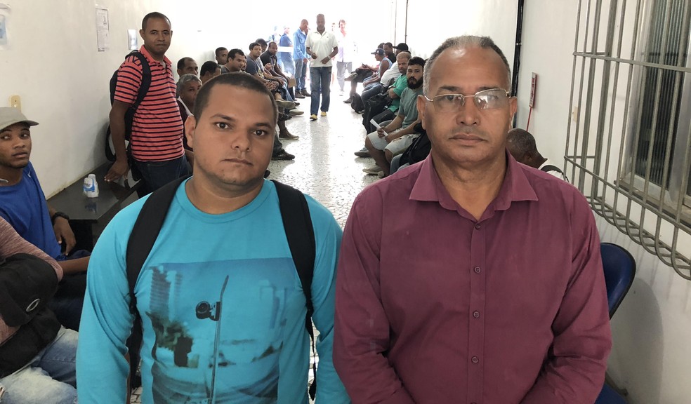 Fernando (esq.) e Alberto: busca diária por emprego após ficarem desempregados com paralisação da obra do Comperj (Foto: Carlos Brito/G1)