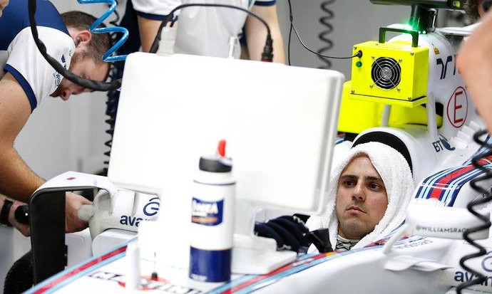 Felipe Massa torce por pista seca durante GP da Malásia, neste domingo (Foto: Divulgação)