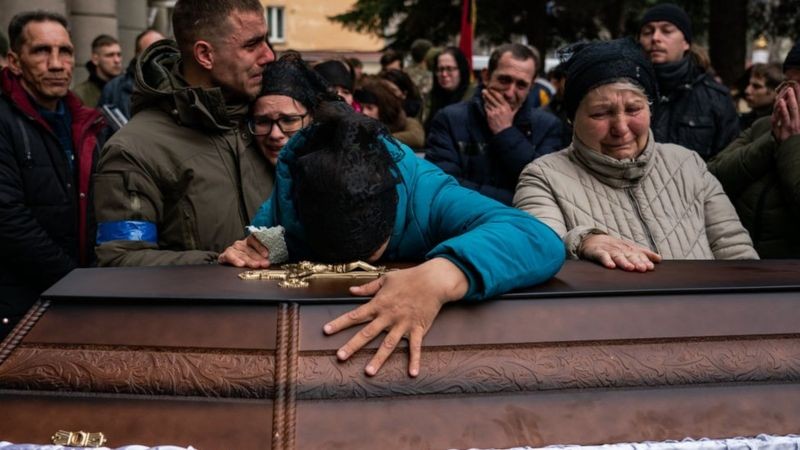 Parentes lamentam a morte de um soldado ucraniano em combate (Foto: Getty Images via BBC News)