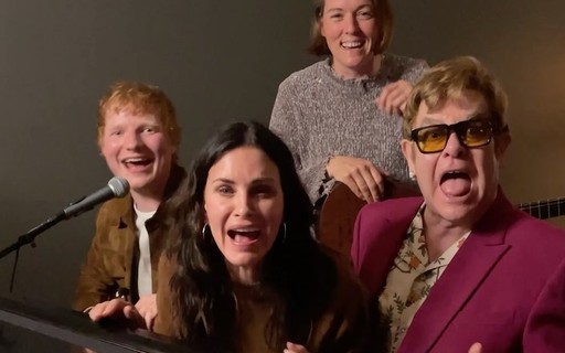 Courteney Cox se reúne ao piano com Ed Sheeran e Elton John