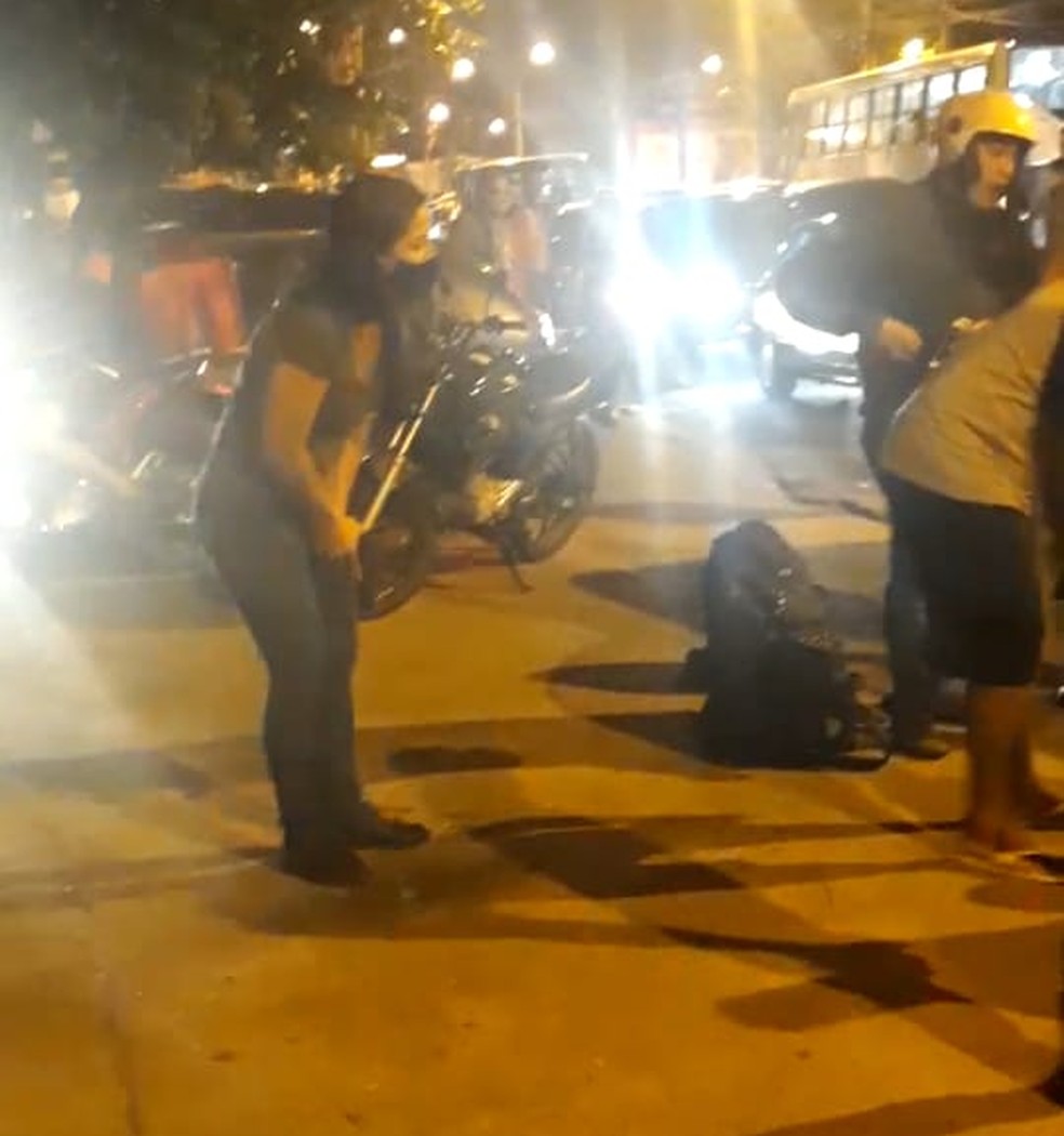 A policial informou que o motorista tentou roubar sua arma — Foto: Reprodução redes sociais