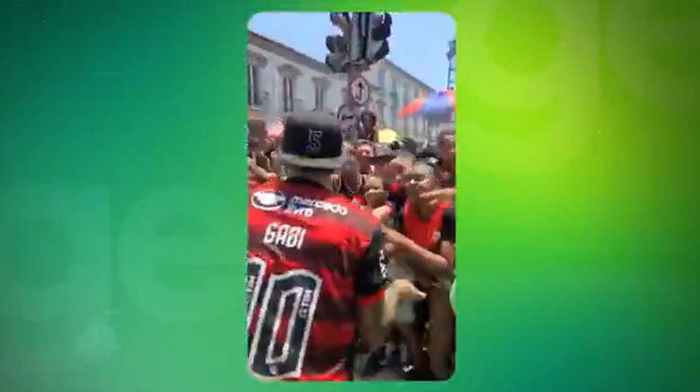 Gabigol na galera em festa do Flamengo  Foto: Reproduo