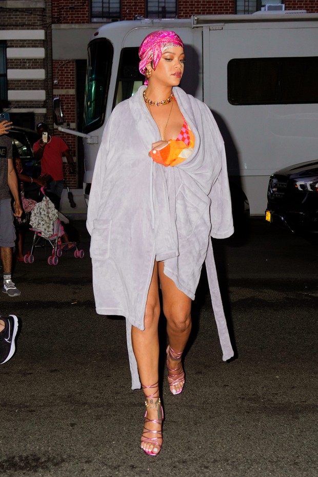 NEW YORK, NEW YORK - JULY 10: Rihanna is seen wearing a scarf and a grey robe on July 10, 2021 in New York City. (Photo by Gotham/GC Images) (Foto: GC Images)