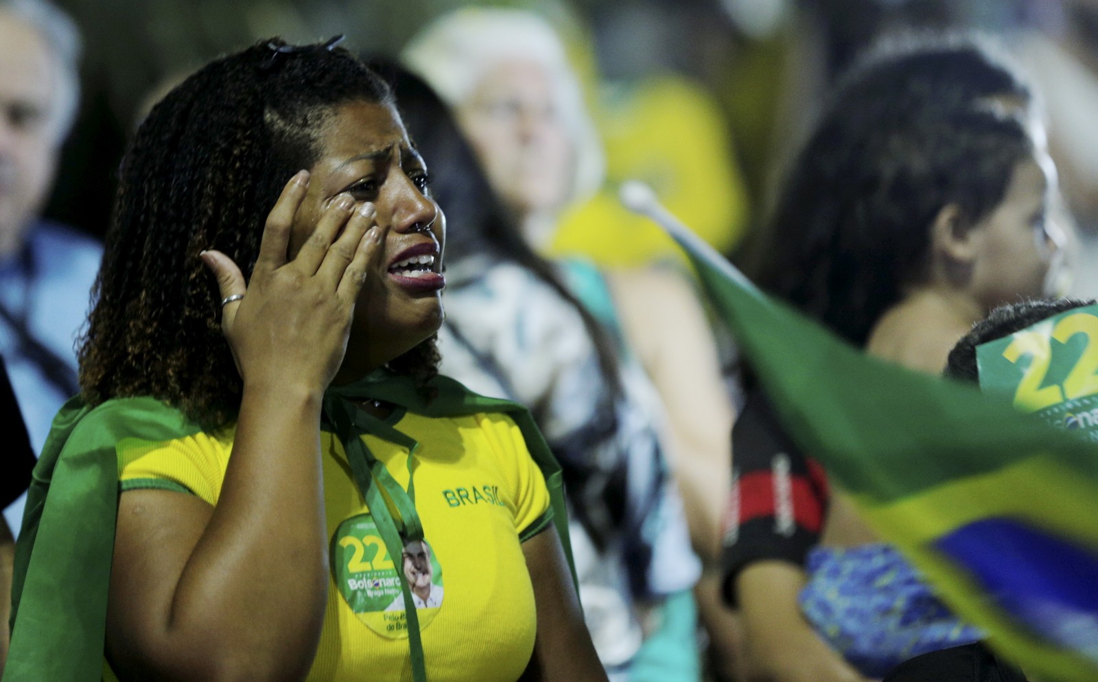 Bolsonarista chora em reunião em frente à casa do presidente Jair Bolsonaro derrotado nas urnas — Foto: Alexandre Cassiano/Agência O Globo