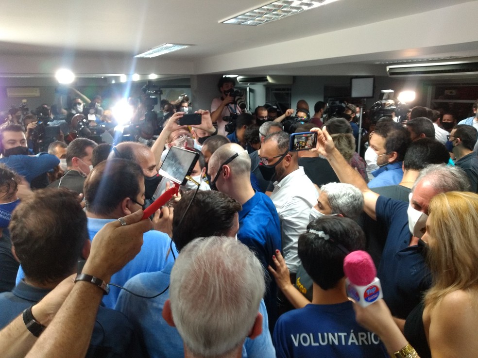 Aglomeração no diretório do PSDB após vitória de Bruno Covas — Foto: Paula Paiva Paulo/G1