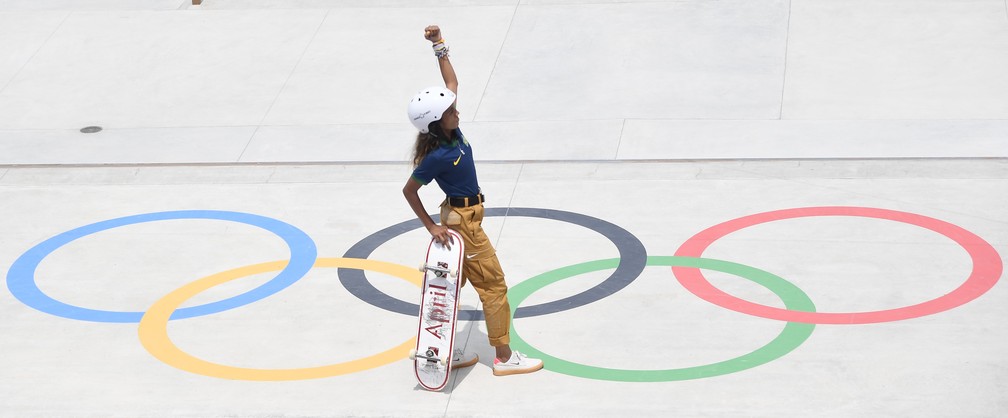 26 de julho - Rayssa Leal se tornou a mais jovem medalhista olímpica brasileira após conquistar a prata no skate street nas Olimpíadas de Tóquio — Foto: Toby Melville/Reuters
