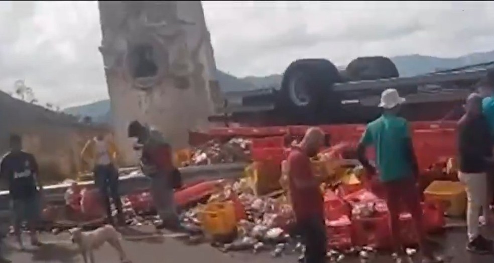 Quatro pessoas ficam feridas após caminhão carregado com cervejas tombar na região da Serra do Marçal, no sudoeste da Bahia — Foto: Reprodução / TV Sudoeste