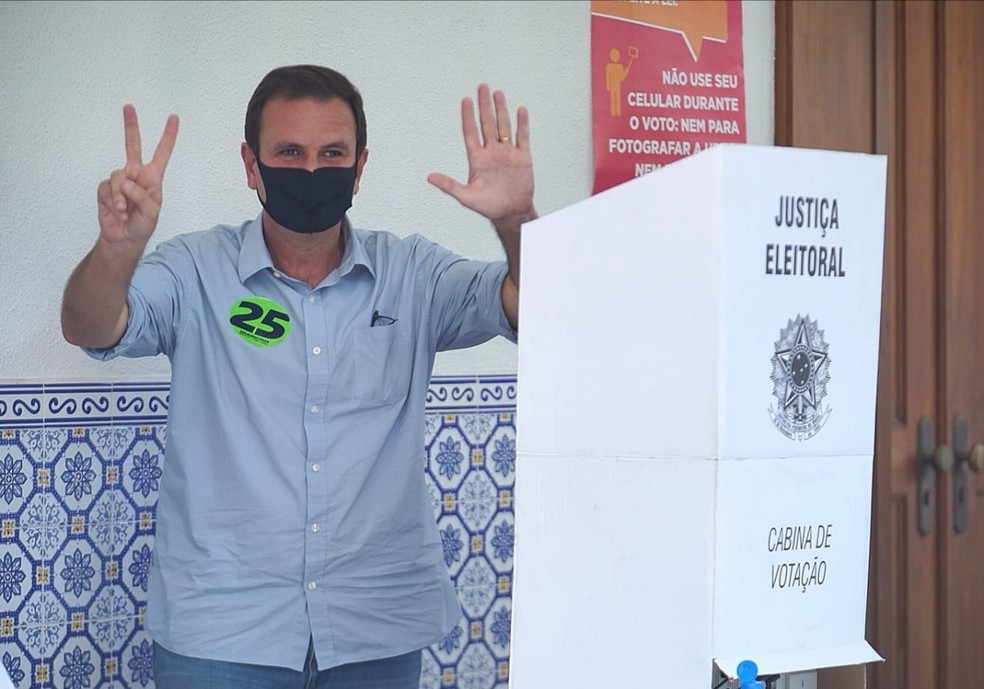 Candidato Eduardo Paes votou em seção eleitoral em São Conrado — Foto: Marcos Serra Lima / G1
