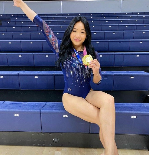 A ginasta Suni Lee com a medalha de ouro conquistada por ela nas Olimpíadas de Tóquio (Foto: Instagram)
