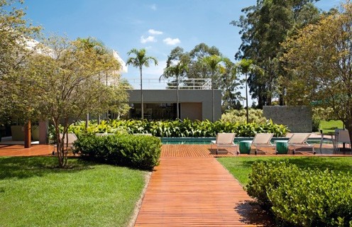 A reforma da arquiteta Paula Magnani nesta casa em Itu, SP, criou uma área de lazer cercada por um belo paisagismo