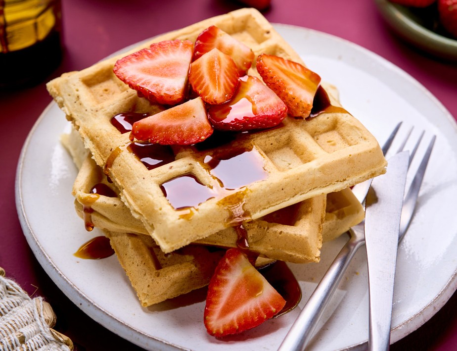 Receita de waffle vegano sem ovos pode ser incrementada com morangos, abacaxi, manga e frutas de sua preferência
