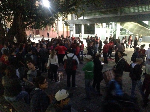 Em Santa Maria, grupo se concentra na Praça Saldanha Marinho (Foto: Tiago Guedes/RBS TV)