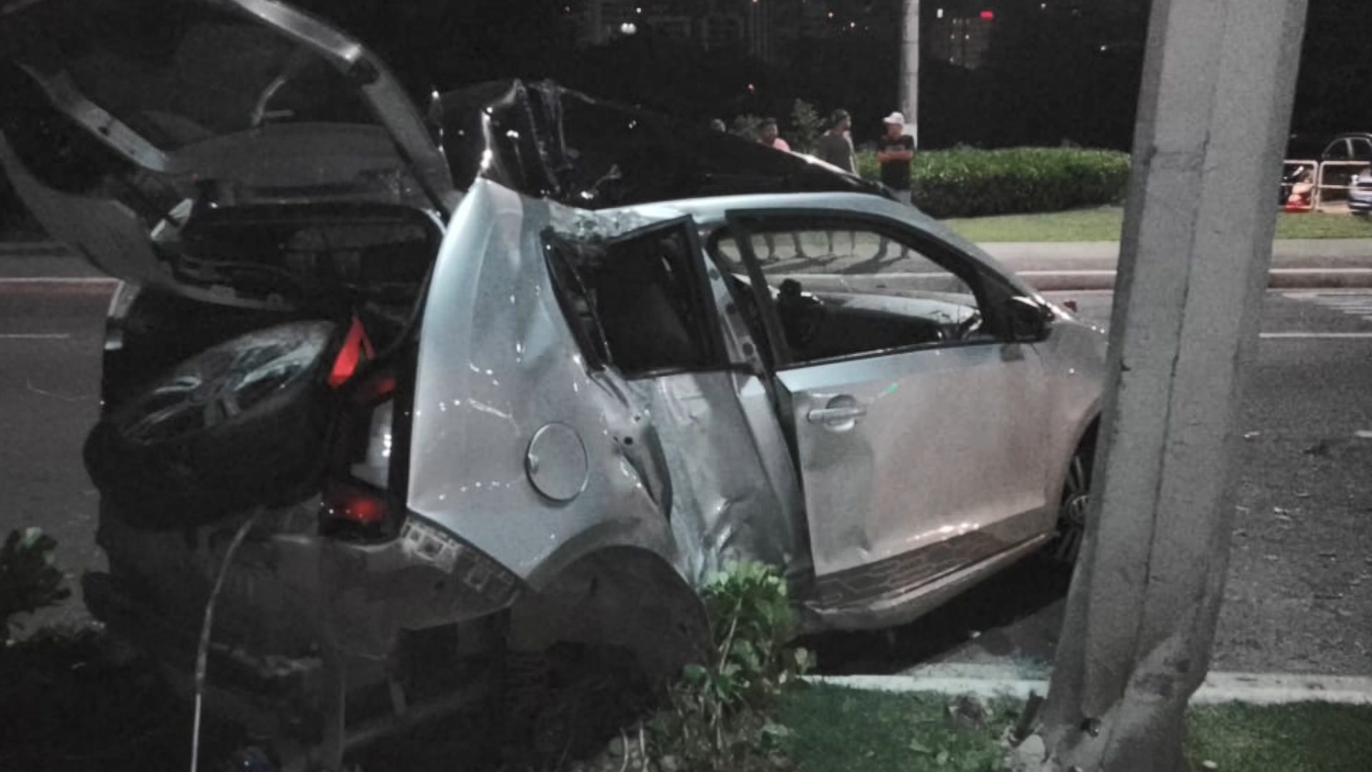 Carro bate em poste em Vitória, uma pessoa morre e duas ficam feridas