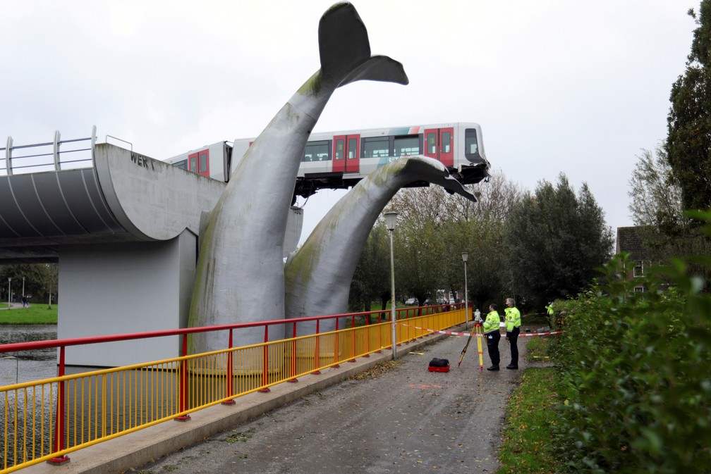 Trem saiu dos trilhos, mas foi amparado por uma escultura em Roterdã, na Holanda — Foto: Eva Plevier/Reuters
