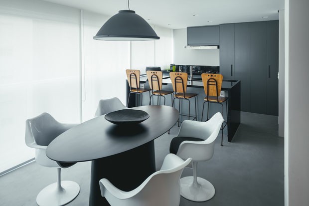 Decoração cinza e tijolinhos marcam apartamento de 80 m² (Foto: Divulgação)