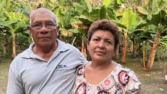 Isabel Coba e a esposa Delvia não conseguiram ter filhos (Foto: BBC)
