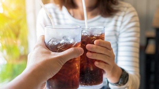 Consumo diário acima de 450 ml de refrigerante pode elevar risco cardíaco em adolescentes