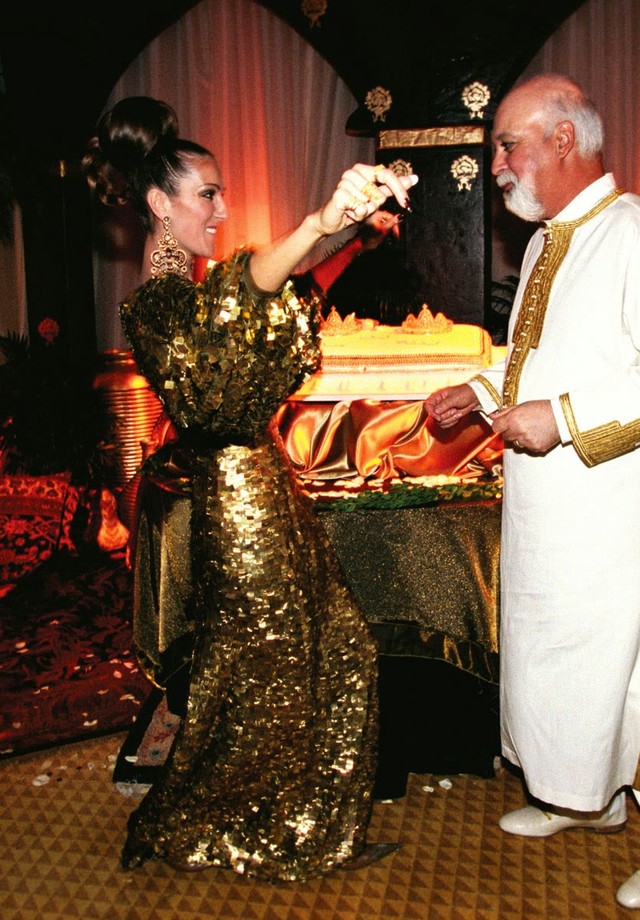 Celine Dion escolheu o dourado para a cerimônia de renovação de votos de seu casamento, em 2000. O vestido, exclusivo, foi criado por Alexander McQueen (ainda na Givenchy) especialmente para a ocasião. (Foto: Getty Images)
