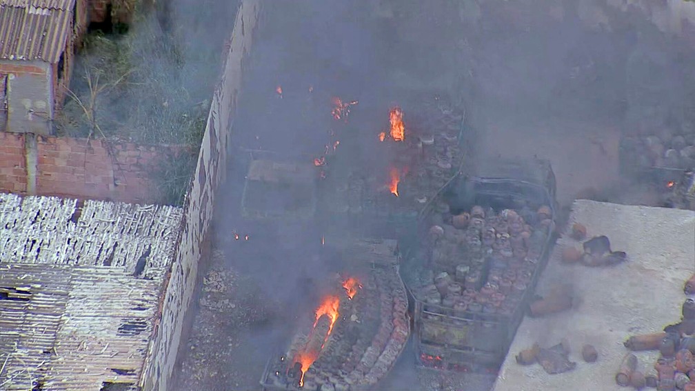 Botijões pegam fogo em depósito de gás em Caxias — Foto: Reprodução/TV Globo