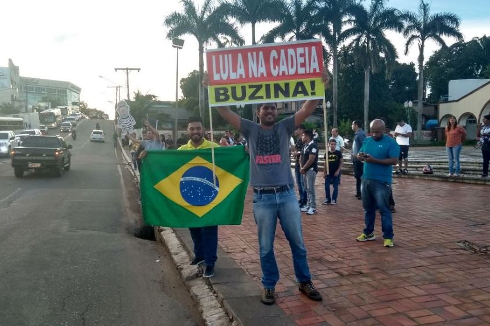 Com cartazes, manifestantes pedem Lula na cadeia  (Foto: Luan Cesar/G1)