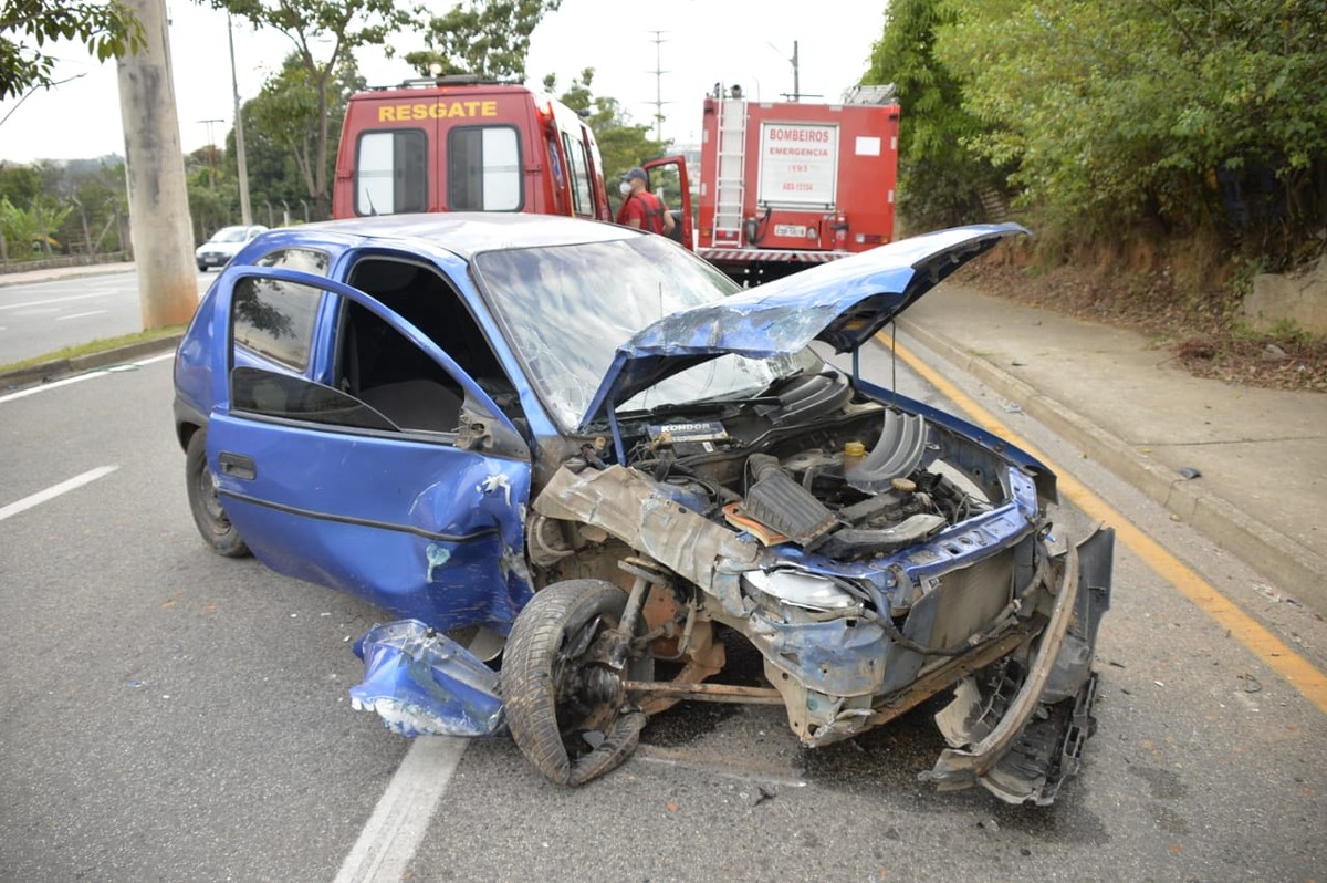 Motorista foge após carro bater em poste e deixar três pessoas feridas