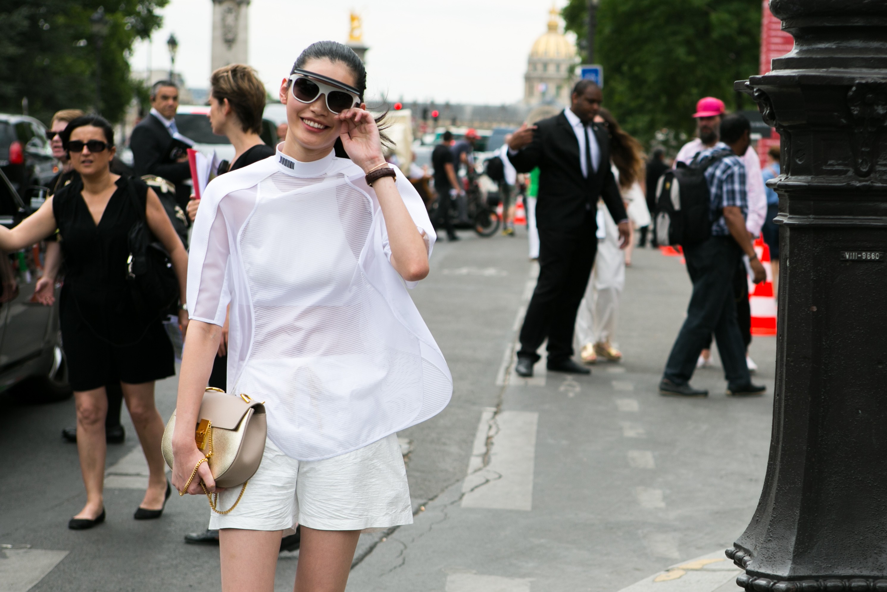 Street style: looks p&b dominam o penúltimo dia da couture em Paris (Foto: Editora Globo)