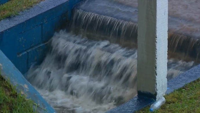 Chuva castiga e transforma acesso a vestiário gremista em cachoeira