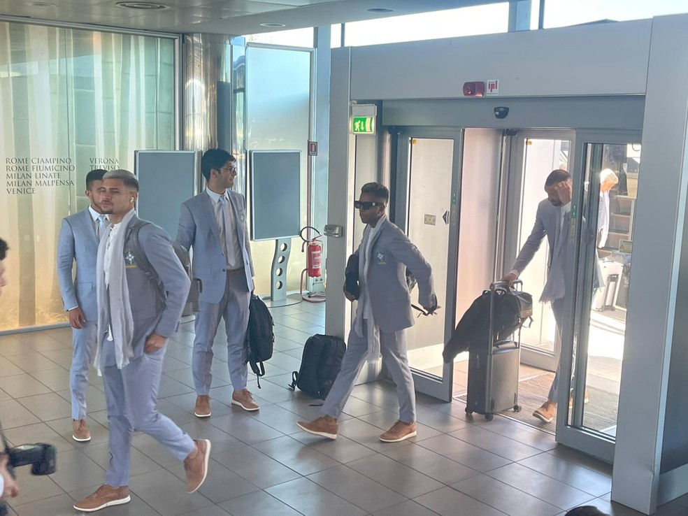 Embarque da seleção brasileira em Turim rumo ao Catar — Foto: Marcelo Courrege