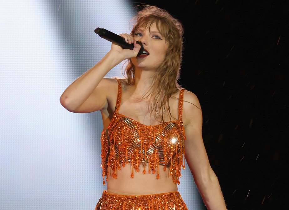 Taylor Swift se apresentou em estádio aberto em Nashville mesmo com o mau tempo