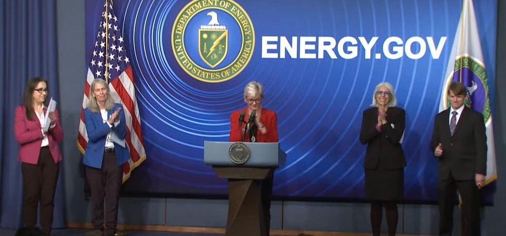 Ao centro, a secretária de Energia dos EUA, Jennifer Granholm, faz o anúncio em uma coletiva de imprensa junto com representantes da Administração Nacional de Segurança Nuclear (NNSA) e do Laboratório Nacional Lawrence Livermore (LLNL), um centro de pesquisa em energia nuclear do país. — Foto: Reprodução/Energy.gov