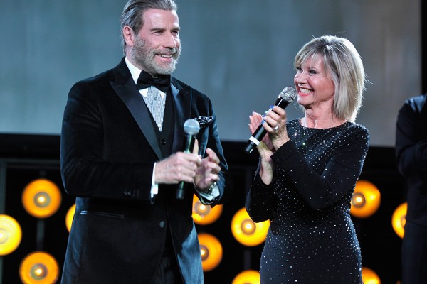 O ator John Travolta e a atriz e cantora Olivia Newton-John durante um evento de gala realizado em Los Angeles (Foto: Getty Images)