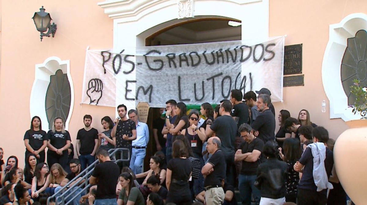 Estudantes da USP usam caixão em ato contra bloqueio de bolsas de pesquisa em Ribeirão Preto, SP