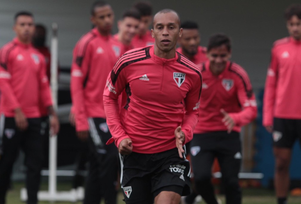 Miranda, zagueiro do São Paulo, durante treino no CCT da Barra Funda — Foto: Rubens Chiri / saopaulofc