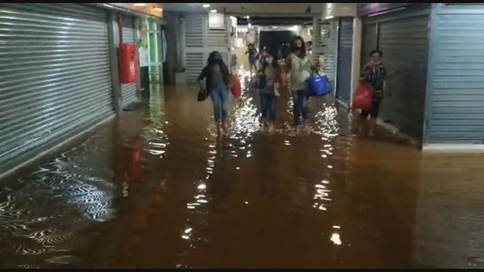 Estação Central do Metrô fica alagada após chuva, no DF — Foto: Arquivo pessoal