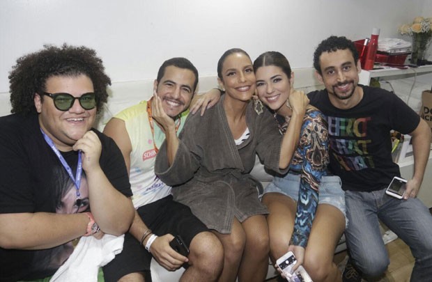 No camarim, Ivete rcebeu Gominho, os ex-BBS Vivian e Matheus e o ator Paulo Verlings (Foto: Divulgação / Fred Pontes)