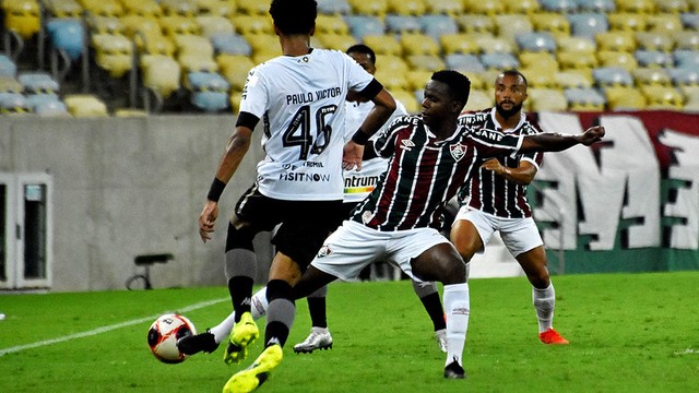 Cazares em ação pelo Fluminense