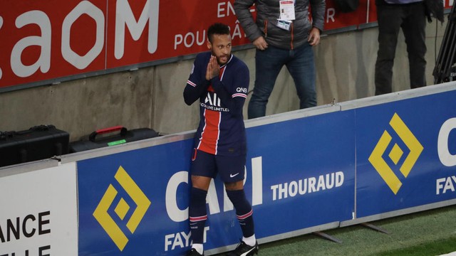 Neymar lamenta o gol perdido contra o Reims