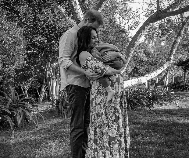 Na foto, Meghan, grávida, aparece segurando Archie. A família parece feliz em Los Angeles (Foto: Reprodução/Daily Mail)