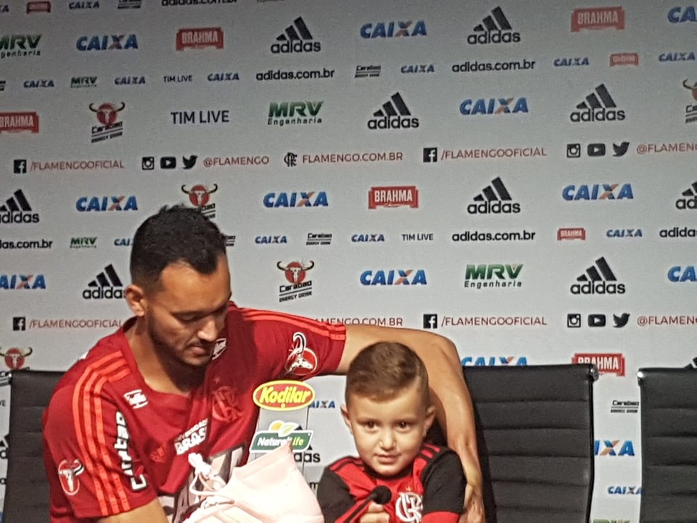 Rever foi &agrave; coletiva acompanhado do filho R&eacute;ver Jr.  &mdash; Foto: Marcelo Baltar