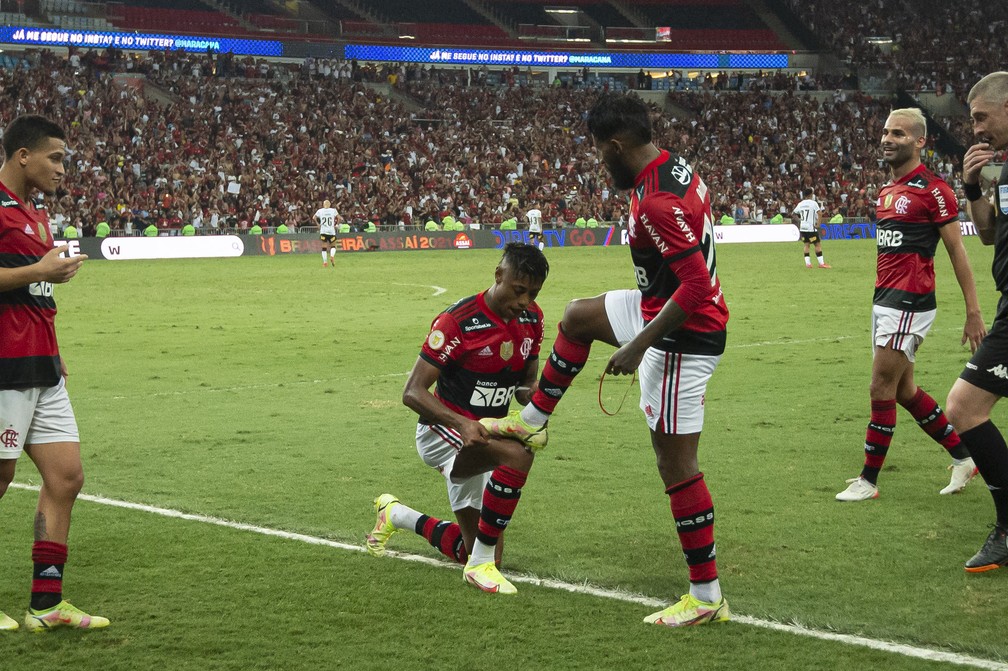 Bruno Henrique comemora gol com Rodinei — Foto: Alexandre Vidal / Flamengo
