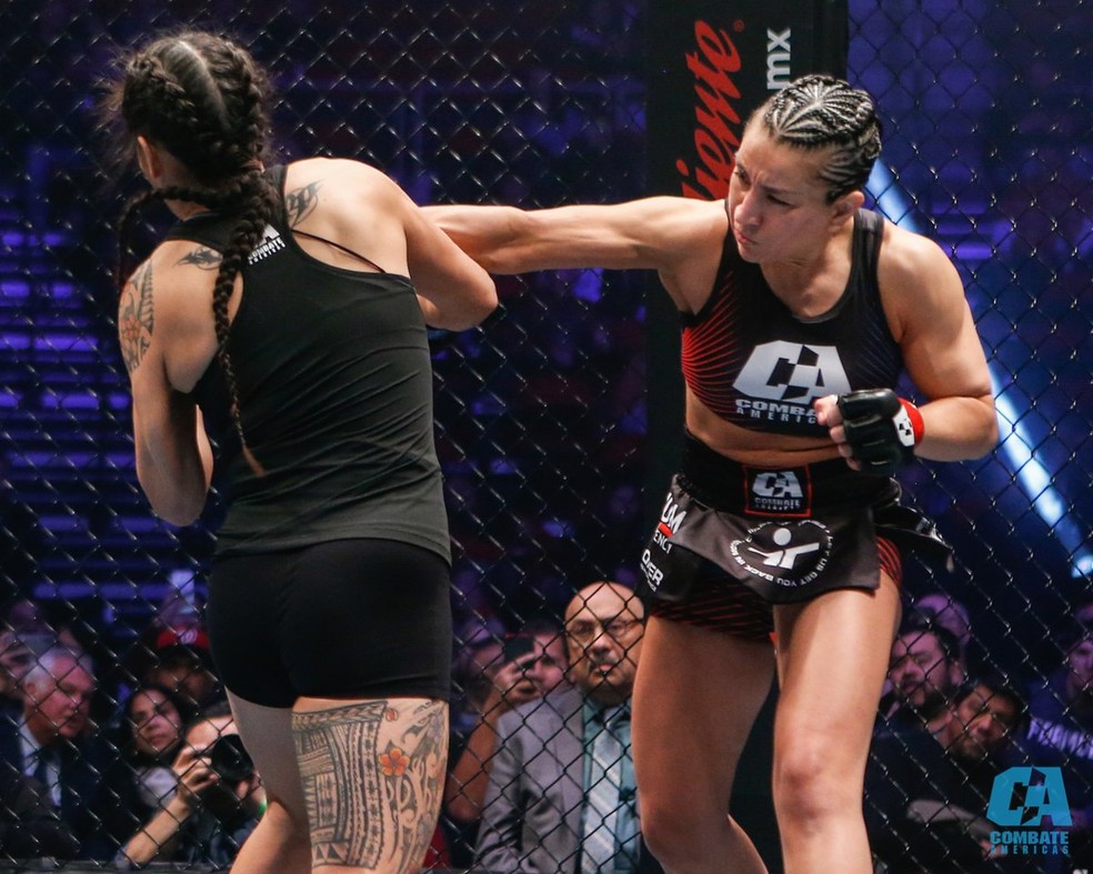 Zoila Frausto acerta um direto em seu retorno ao MMA, no Combate Americas 31 — Foto: Reprodução/Twitter
